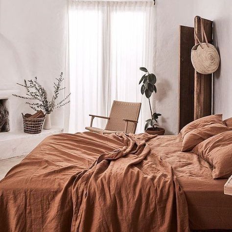 Rust terra-cotta bedding white walls minimalist boho bedroom decor with house plants and sheer white curtains Minimalist Dekor, Modern Boho Bedroom, Interior Boho, Decor Ikea, Dekorasi Kamar Tidur, Ideas Hogar, Simple Interior, 아파트 인테리어, Boho Bedroom Decor