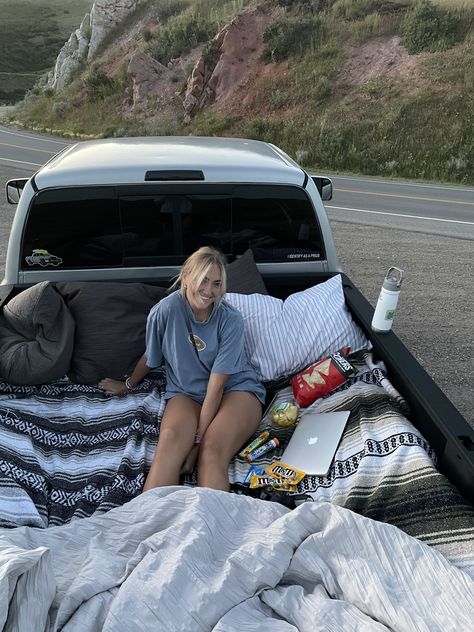 Traveling With Bf Aesthetic, Truck Date Aesthetic, Romantic Date Pictures, Cute Date Ideas Country, Truck Bed Sleepover, Truck Camping Aesthetic, Truck Bed Movie Date, Small Town Date Night Ideas, Sunset Truck Bed Date