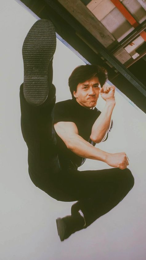 Composer Pose Reference, Jackie Chan Aesthetic, Jackie Chan 90s, Kung Fu Wallpaper, Jackie Chan Wallpaper, Kung Fu Aesthetic, Chackie Chan, Actors Wallpaper, Chan Aesthetic