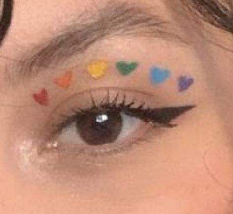 Lgbt Face Paint, Pride Eyeliner Looks, Gay Pride Makeup Ideas, Pride Eye Makeup Easy, Aesthetic Face Paint Ideas, Rainbow Eyeliner Looks, Simple Pride Outfit, Simple Pride Make Up, Pride Makeup Simple