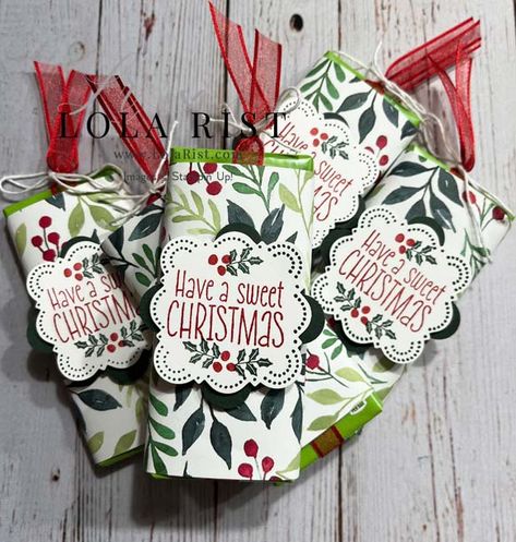 Hershey Bar Christmas Ideas, Christmas Candy Bar Wrappers Diy, Wrapped Candy Bars For Christmas, Natal, Individually Wrapped Christmas Treats, Christmas Wrapped Candy Bars, Candy Bar Treat Holders, Christmas Chocolate Gift Ideas, Chocolate Bar Christmas Gift