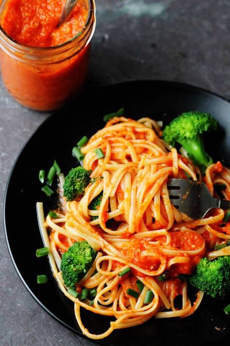 Linguine with Broccoli and Romesco Sauce is an amazing pasta dish with a Spanish twist - pasta tossed with broccoli and roasted red peppers - almonds sauce. Spaghetti Rojo, Broccoli Spaghetti, Twisted Pasta, Spaghetti Tomato Sauce, Red Sauce Pasta Recipe, Amazing Pasta, Red Pepper Pasta, Red Sauce Pasta, Romesco Sauce