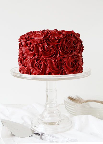 Red rose birthday cake for Sharon. Happiest of birthdays to you!!! Buttercream Rose Cake, Red Velvet Recipes, Buttercream Roses, I Am Baker, Valentines Day Cakes, Rose Cake, Red Food, Cake Frosting, Velvet Cake