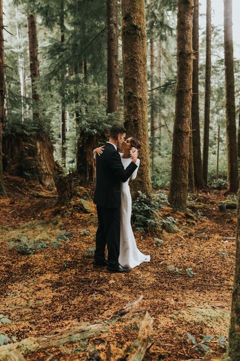 Twilight Wedding Photoshoot, Woodsy Wedding Pictures, Elopement Vow Renewal, Vow Renewal Photography, Elopement Inspiration Wedding Photos, 10 Year Vow Renewal Photoshoot, Vowel Renewal Photo Shoot, Forest Wedding Photoshoot, Woodsy Wedding Photos