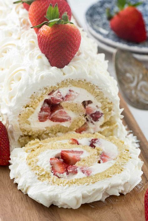 Strawberry Shortcake Cake Roll - this easy strawberry shortcake filled with cream cheese whipped cream! Everyone loves this easy cake recipe. Strawberry Cake Roll, Roll Cake Recipe, Strawberry Roll Cake, Shortcake Cake, Strawberry Shortcake Cake, Cake Roll Recipes, Roll Recipe, Roll Cake, Cake Roll