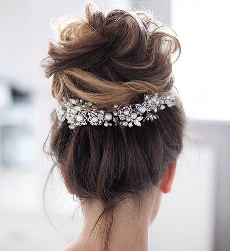 high messy updo Sanggul Modern, Messy Wedding Hair, Classic Wedding Hair, Elegant Wedding Hair, Best Wedding Hairstyles, Long Hair Updo, Wedding Hair Down, Wedding Hairstyles Updo, Hair Updo