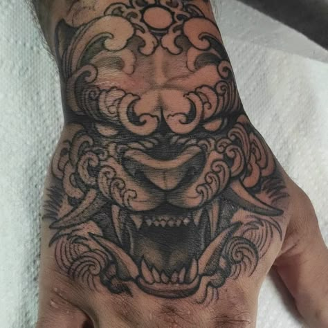 Tattoo Designs Men Traditional, Japanese Tattoo Art Hand, Hand Tattoos Samurai, Japanese Tiger Hand Tattoo, Dragon Head Hand Tattoo, Versace Hand Tattoo, Hand Tattoos For Women Japanese, Traditional Tattoo Art Hand, Sleeve To Hand Tattoo