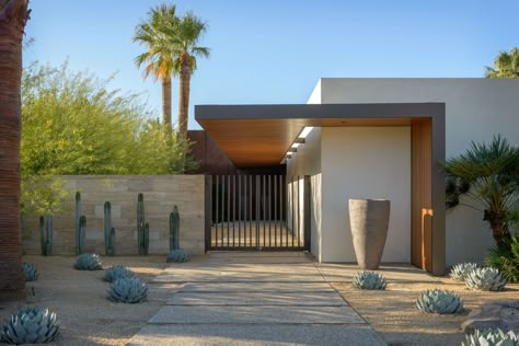 Exquisite modern desert home captivates in Palm Springs Modern Desert Home, Contemporary Landscape Design, Valparaiso Indiana, Modern Desert, Modern Landscape Design, Casa Exterior, Desert Homes, Landscape Plans, Modern Landscaping