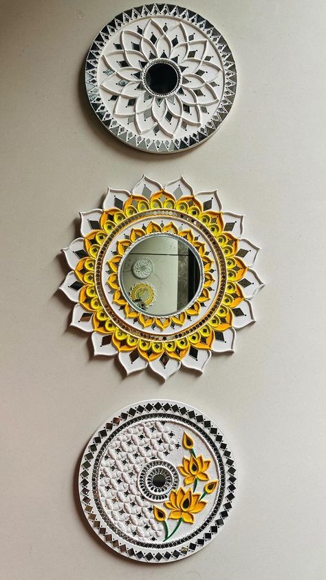 Lippan Art With Clay, Mudwork Design, Clay Mandala Art, Home Decor Ideas Diy Crafts Wall Art, Lippon Art Designs, Hone Decor Ideas, Home Decor Wall Ideas, Lipan Art Mirror Work Diy, Diy For Room