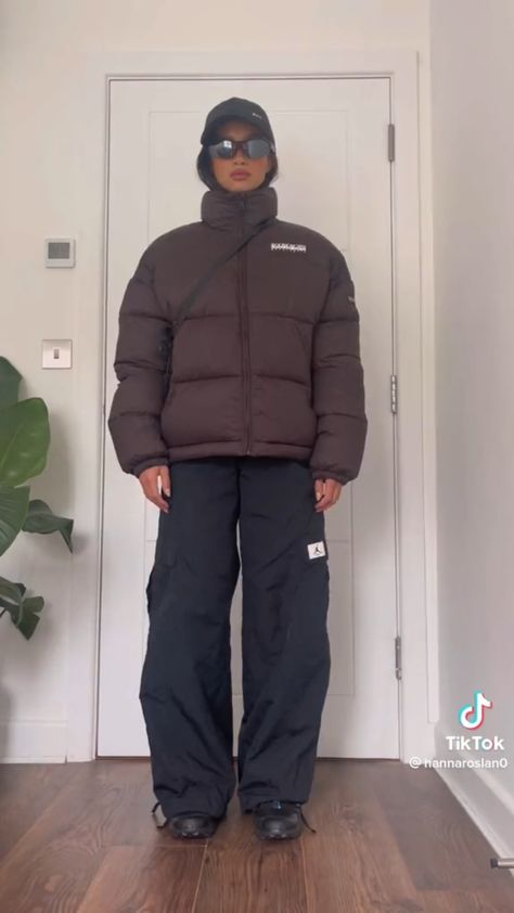 Puffer Jacket Outfit Aesthetic, Freezing Weather Outfit, London Outfit Winter, Oversize Outfits, Cold Weather Outfits Winter, Cargo Outfit, Puffer Jacket Outfit, Winter Outfits Cold, London Outfit