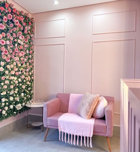 O tempo do rosa por aqui não vai passar em kkkk Domingooou 💗 Studio Rosa, Studio Lash, Beauty Shop Decor, Photography Studio Design, Esthetician Room Decor, Brides Room, Creative Wall Painting, Store Design Boutique, Beauty Room Decor