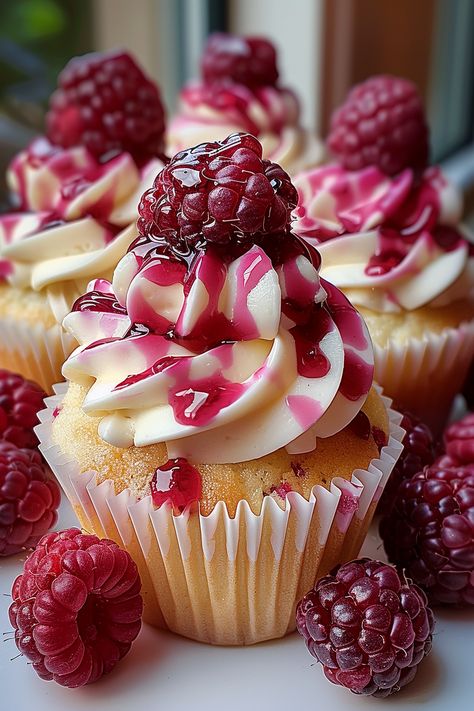 Raspberry Cheesecake Cupcakes - MmmRecipes : Easy and Delicious Recipes Raspberry Cream Dessert, Raspberry Swirl Cupcakes, Cheesecake Stuffed Cupcakes, Raspberries Desserts, Stuffed Shrimp Casserole, Raspberry Dessert Recipes, Raspberry Cheesecake Cupcakes, Raspberry Cheesecake Bites, Baked Stuffed Shrimp