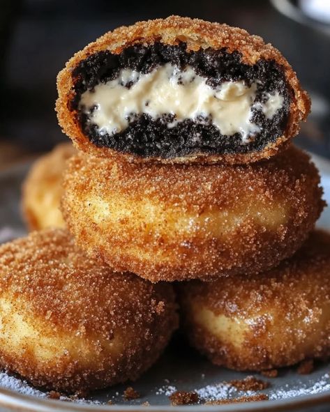 Irresistible Cookies & Cream Cheesecake Deep-Fried Oreos Recipe Cookies & Cream Cheesecake Deep-fried Oreos, Fried Oreos Recipe, Fried Desserts, Fried Oreo, Fried Cheesecake, Deep Fried Oreos, Rich Cheesecake, Fried Dessert, Cookies And Cream Cheesecake