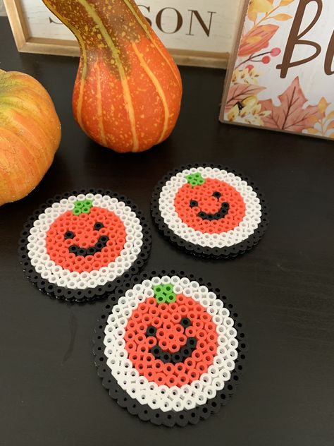 Halloween Hamma Beads, Fall Perler Bead Patterns, Circle Perler Bead Patterns, Perler Beads Halloween, Hama Coaster, Halloween Perler Bead Patterns, Hama Beads Halloween, Melt Beads Patterns, Christmas Perler Beads