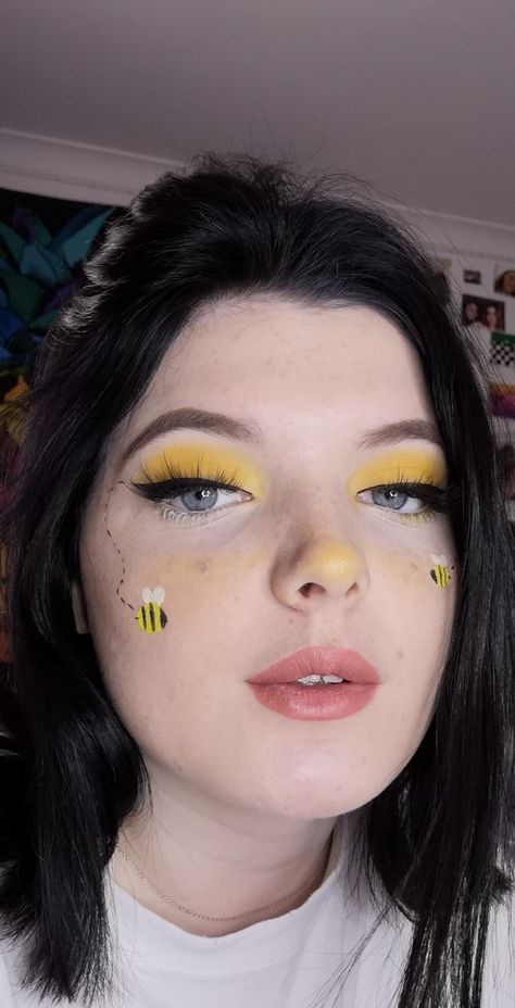 Bumblebee Face Paint, Bee Themed Makeup, Winnie The Pooh Face Makeup, Diy Bumblebee Costume Women, Bee Inspired Makeup, Bee Eyeliner, Face Paint Bee, Bumble Bee Makeup Halloween, Bee Make Up