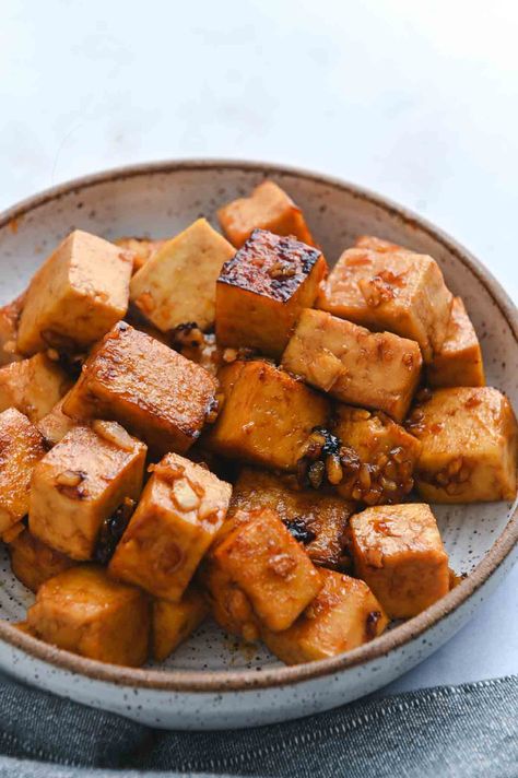 Honey Tofu, Honey Garlic Tofu, Baked Halloumi, Tofu Seasoning, Easy Tofu, Garlic Tofu, Garlic Honey, Tempeh Recipes, Honey And Soy Sauce