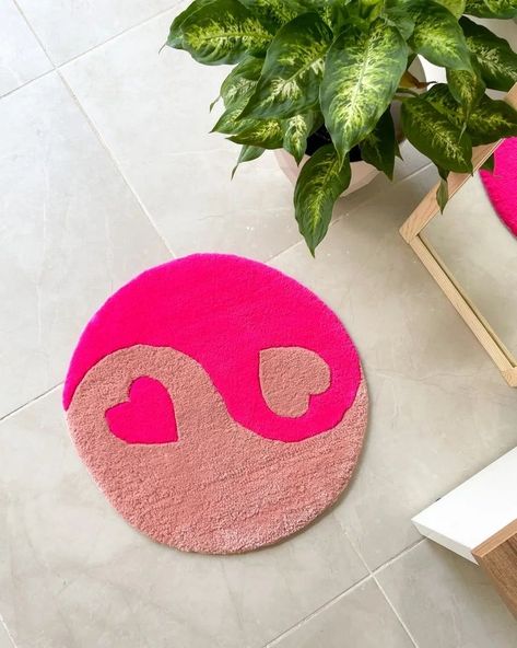 Yin yang vibes with a pop of pink ☯️☯️☯️ ✨ Product Deets ✨ ◽Material: 100% New Zealand Wool ◽GSM: 4000 🧶 ◽Production Time: 3-5 weeks ( hand-tufted with love) ⏳ ◽Type: Floor rug or wall hanging 🖼️ ◽Size on image ~ 2.5ft ( diameter ) 📐 ( customisable ) (You call the shots in size and colors)** ◽ FULLY CUSTOMISABLE 💯✅ 🎉 Why Choose Our Rug? 🙌 ◽VIP-level fluffiness for your feet 🌟 ◽Because your feet deserve a daily spa retreat💁‍♀️ ◽Customized to your taste – your size, your colors!🌈 🚀 DM ... Spa Retreat, Floor Rug, You Call, Yin Yang, Floor Rugs, New Zealand, Spa, Wall Hanging, Rug