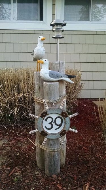 nautical lawn piling with seagulls solar light and address plaque, curb appeal, diy Strand Decor, Deco Marine, Cedar Posts, Nautical Home, Address Plaque, Beach Signs, Beach Crafts, Cool Ideas, Beach Cottages