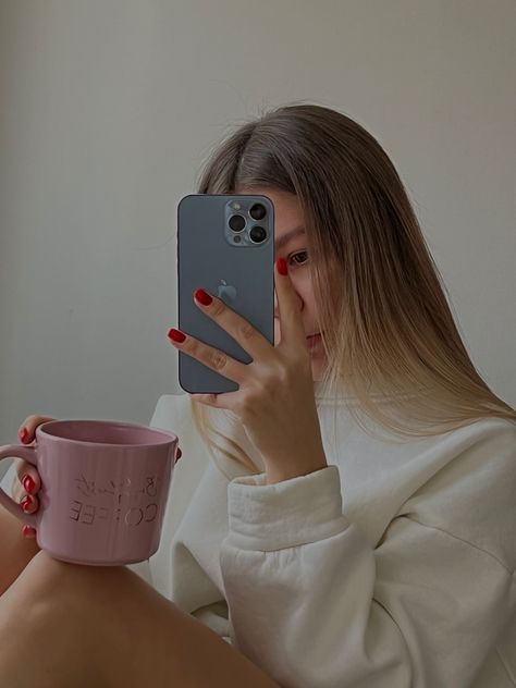 Girl photo home coffee selfie Coffee Cup Poses, Mug Lifestyle Photography, Selfies With Coffee, Coffee Selfie Instagram, Poses With Coffee Mug, Selfie With Coffee, Coffee Selfie, Instagram Tricks, Do Selfie