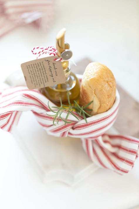 Homemade Kitchen Christmas Gifts, Bread And Oil Gift Basket, Olive Oil Bread Dip Gift, Olive Oil Christmas Gift, Bread Dipping Oil Gift, Diy Bread Dipping Oil Gift, Homemade Gift Christmas, Simple Christmas Present Ideas, Olive Oil Gift Basket Ideas