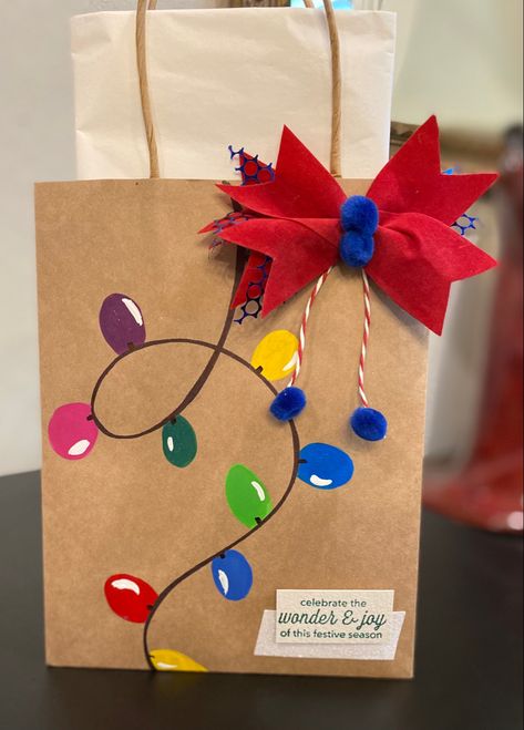 Diy Decorated Christmas Gift Bags, Paper Bags Christmas Crafts, Christmas Paper Bags Ideas Diy Gifts, Gift Bag Ideas Christmas, Christmas Brown Bag Ideas, Decorating Paper Bags, Christmas Bags Ideas, Painted Paper Bags, Painted Gift Bags Christmas