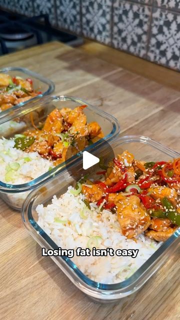 Jedd Tiger Ramadan|OnlineCoach on Instagram: "Honey sesame chicken meal prep 🥢  545 calories/ 44G protein.   One of my personal favourites so make sure to give it a save and make it for next week 😅   Ingredients:  •600G Chicken •75G Red pepper  •75G Green pepper  •100G Carrot  •375G Jasmine rice (half a pouch each portion)   Chicken seasoning:  •2 tsp paprika  •10ml Light soy sauce  •Salt & pepper   Sauce:  •45G Honey  •10ml Sesame seed oil  •15ml Light soy sauce  •5G Corn Flour  •1 Clove garlic   Method:  1. Dice your chicken and season with paprika, soy, salt and pepper.  2. Thinly slice your peppers and carrots then put your chicken on to cook on a medium high heat.  3. While that’s cooking make your sauce with sesame seed oil, soy sauce, garlic, honey, salt & pepper. Give it a mix. ( Lemon Pepper Chicken Meal Prep, Meal Prep Orange Chicken, Applebees Honey Pepper Chicken Sauce, Sesame Chicken Meal Prep, Honey Mustard Chicken Meal Prep, Soy Sauce Garlic, Garlic Honey, Honey Sesame Chicken, Honey Sesame