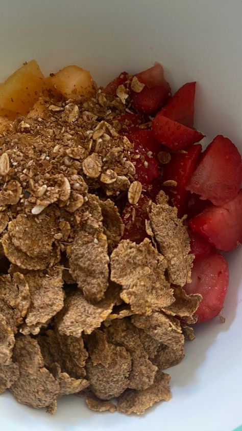 That girl, breakfast, healthy lifestyle All Bran Flakes, Fiber Breakfast, Bran Flakes, Delicious Healthy Breakfast Recipes, Fruit Granola, Delicious Healthy Breakfast, Healthy Breakfast Recipes, Get Healthy, Weight Gain