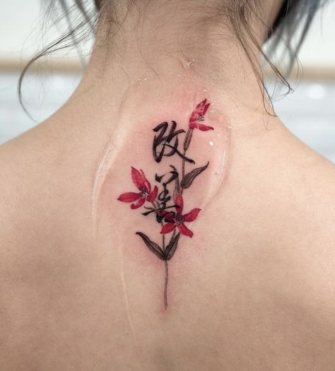 Back Neck Tatoos Woman, Japanese Back Tattoo Women, Chinese Back Tattoo, Chinese Tattoo For Women, Japanese Spine Tattoo, Red And Black Tattoo Ideas, Boxing Tattoos, Japanese Hand Tattoos, Balance Tattoo