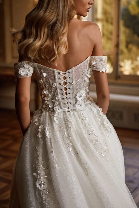 Classy Feminine, Gonna In Tulle, Chapel Train Wedding Dress, Milla Nova, White Lace Wedding Dress, Enchanted Wedding, Pretty Wedding Dresses, Wedding Court, Wedding Dress Train