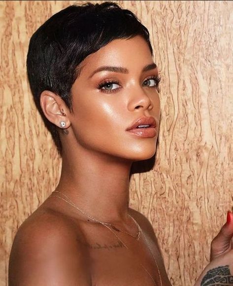 Rihanna Short Hair, Finger Waves Short Hair, Short Relaxed Hairstyles, Trajes Kylie Jenner, Short Shaved Hairstyles, Short Hair Images, Short Hair Pixie Cuts, Short Sassy Hair, Super Short Hair