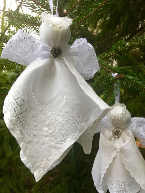 Angel Ornament from a vintage handkerchief – Handkerchief Ornaments, Handkerchief Angels, Handkerchiefs Crafts, Angel Ornaments Diy, Angel Diy, Diy Christmas Angel Ornaments, Diy Angel Ornaments, Vintage Handkerchiefs Crafts, Handkerchief Crafts