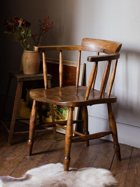 Refurbished Chairs, Vintage Furniture Antique, Primitive Dining Rooms, Chair Photography, Devol Kitchens, Modern Farmhouse Dining, Furniture Design Wooden, Windsor Chair, Furniture Antique