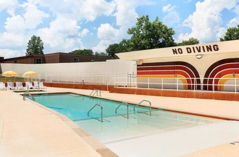 Nashville's Newest Retro Motel And Swim Club Is Straight From The 70s Dive Motel, Motel Aesthetic, Hot Tub Bar, Tn Football, Nashville Food, Round Pool, Honeymoon Suite, Pool Rooms, Hotel Motel