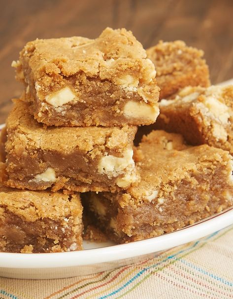 Peanut Butter White Chocolate Blondies Pecan Blondies, Blondies Recipe Easy, Butterscotch Brownies, Brownie Vegan, Peanut Butter White Chocolate, White Chocolate Blondies, Chewy Brownies, Blondies Recipe, Peanut Butter Chips