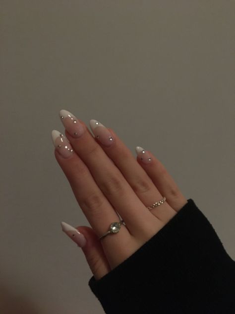 One Color Nails Almond Shape, Basic Xmas Acrylic Nails, Nails With Righnstones Simple, Rhinestone Nails Aesthetic, Simple Righnstone Nails, Nail Inspo Jewels, Acrylic Nails Rhinestones Simple, Summer Rhinestone Nails, Almond Nails With Rhinestones Simple