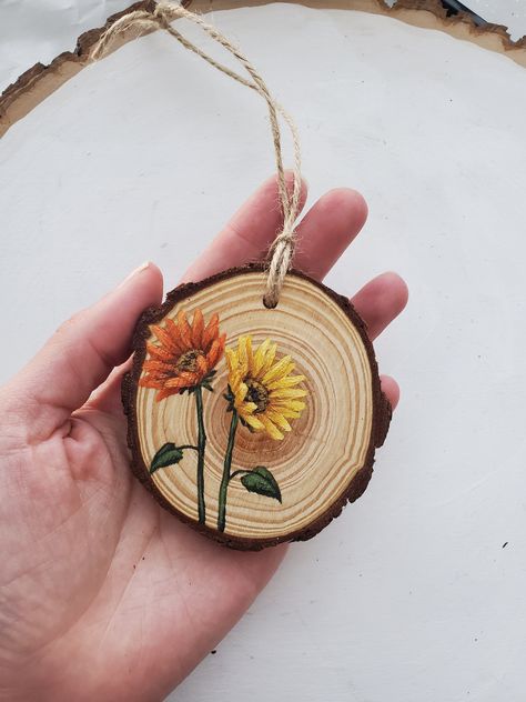 Disk Art, Tree Slice Art, Sunflower Christmas, Paintings On Wood, Easy Crafts To Sell, Fall Ornaments, Hand Made Wood, Red Sunflowers, Wood Slice Art