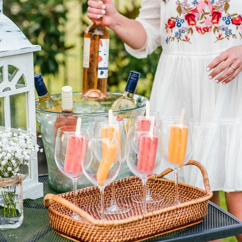 Ways To Serve Drinks At A Party, Popsicle In Drink, Drinks With Popsicles, How To Serve Popsicles At A Party, Outdoor Wine Party, Popsicle Drinks Alcohol, Cute Party Drinks, Popsicle Drinks, Pool Party Brunch