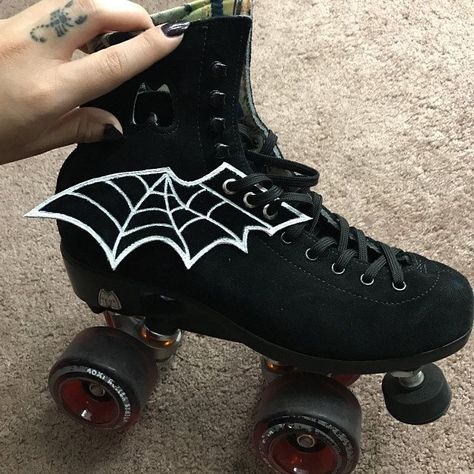 Wings For Shoes, Shoe Wings, Creepy Cute Fashion, Roller Skating Outfits, Roller Skate Shoes, Goth Shoes, Halloween Shoes, Diy Sneakers, Gothic Shoes