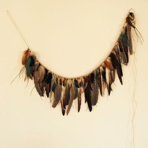 Chic Fall Decor, Feather Mobile, Feather Garland, Feather Crafts Diy, Feather Diy, Chicken Crafts, Feather Decor, Feather Crafts, Feather Art