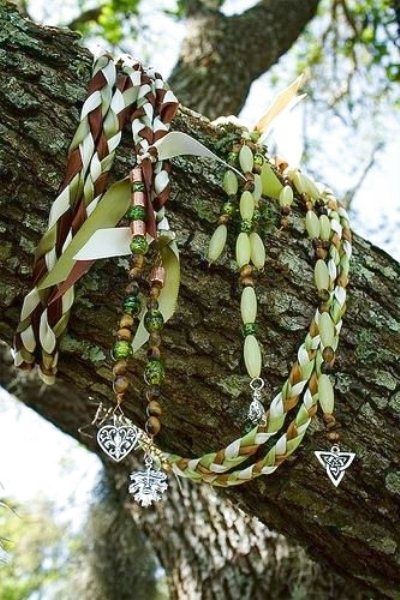 Celtic wedding traditions .... exchange of promises. Diy Handfasting Cords, Pagan Inspiration, Handfasting Cords, Pagan Wedding, Pagan Crafts, Offbeat Bride, Celtic Wedding, Wedding Rituals, Scottish Wedding