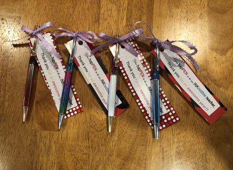 Teacher Pen Gift Teacher Pen Gift, Brag Bracelets, Paper Art Design, Teachers Diy, Diy Gift Set, Pen Gift, Drawing Tips, Teacher Gift, Teacher Appreciation