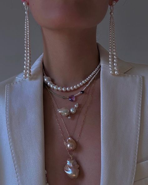 ÍASPIS PEARL.JW | Harness the delicate shimmering, ethereal orbs of iridescence around your neck. Let them watch in awe as your pearls glow and reflect the… | Instagram Sammy Rae, Beaded Harness, Pearl Harness, Pearls Aesthetic, Pearl Outfit, Necklace With Pearls, Style Baroque, Healing Necklace, Freshwater Pearl Necklace