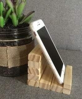 Diy Phone Stand Dollar Tree, Jenga Block Phone Stand, Diy Phone Holder For Desk, Easy Toys To Make, Jenga Diy Crafts, How To Make A Phone Stand, Diy Phone Stand Easy, Jenga Crafts Ideas, Jenga Block Crafts Diy