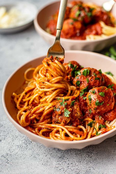 The best recipe for spaghetti and meatballs: I'm spilling all of my tips and tricks to making a tender meatball for an ultra satisfying and comforting meal. meatballs #easydinnerrecipe #dinnerideas #groundbeefrecipes #familyfriendly #familydinneridea Essen, Spaghetti With Meatballs, Spaghetti And Meatballs Recipe, Recipe For Spaghetti, Meatball Dishes, Tender Meatballs, Best Spaghetti, Meatball Recipes Easy, Easy Spaghetti