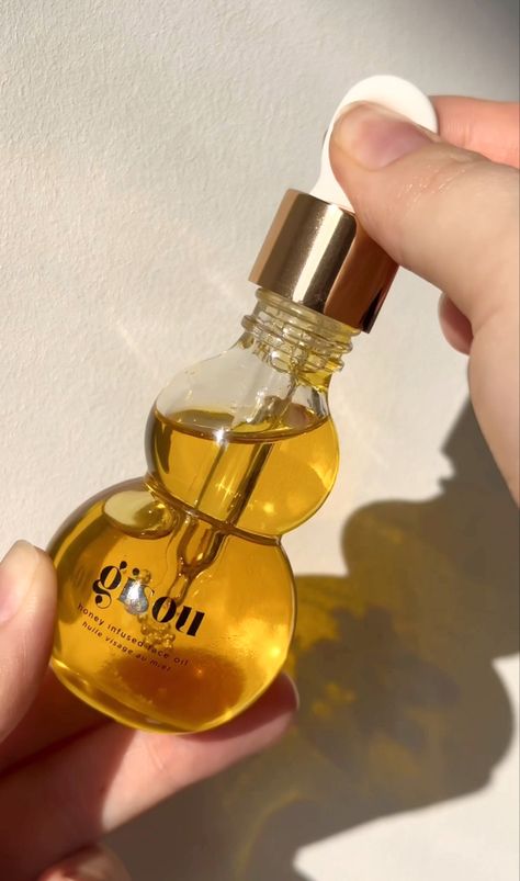 Gisou Face Oil captured by slavianaglow Gisou Official Face Oil Gisou, Skincare Routine Natural, Peptide Moisturizer, Honey Skincare, Homemade Body Butter, Sephora Skin Care, Fine Lines And Wrinkles, Bee Balm, Skincare Product