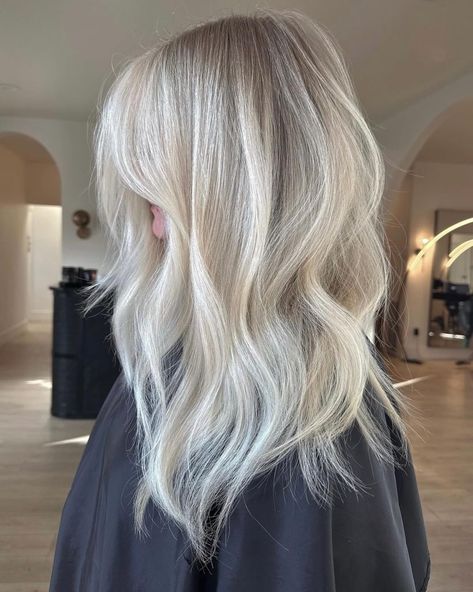 29 Winter Blonde Hair: Inspiring Ideas for the Cold Season Cold Blonde, Ashy Blonde Hair, Winter Blonde Hair, Cool Blonde Hair Colour, Champagne Blonde Hair, Winter Blonde, Bright Blonde Hair, Grey Blonde Hair, Fall Blonde Hair