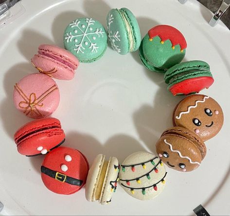 Diy Macaroons Ornaments, Christmas Themed Macarons, Christmas Maccarone, Winter Macaron Flavors, Holiday Macarons Flavors, Santa Macarons, Christmas Macarons Flavors, Christmas Macarons Decoration, Winter Macarons