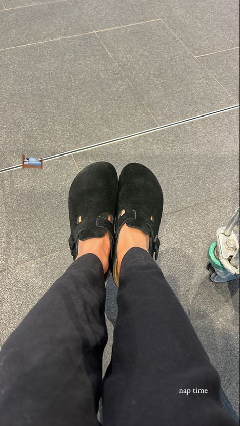 Outfits With Black Birkenstock Clogs, Black Boston Clogs, Boston Black Birkenstock, Birkenstock Boston Dark, Birkenstock Boston Black, Birkenstock Boston Dark Grey, Birkenstock Boston Clog Outfit, Black Clog Birkenstocks, Boston Clogs Outfit