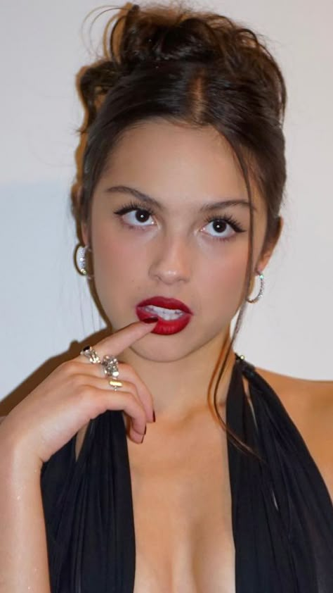 Olivia Rodrigo's New Baby Bangs Have Us "Obsessed" Olivia Rodrigo Curtain Bangs, Olivia Rodrigo Bangs, Olivia Rodrigo Concert Makeup, Olivia Rodrigo Ponytail, Olivia Rodrigo Makeup Looks Guts, Olivia Rodrigo Make Up Inspo Guts, Olivia Rodrigo Hairstyles, Olivia Rodrigo Modeling, Olivia Rodrigo Obsessed