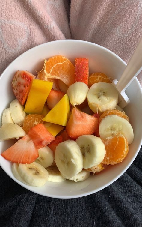 fruit bowl aesthetic healthy recipes Fruit Plate Aesthetic, Fruit Bowl Aesthetic, Frutas Aesthetic, Tiktok Hooks, Bowl Aesthetic, Oatmeal With Fruit, Tumblr Food, Healthy Brunch, Orange Bowl